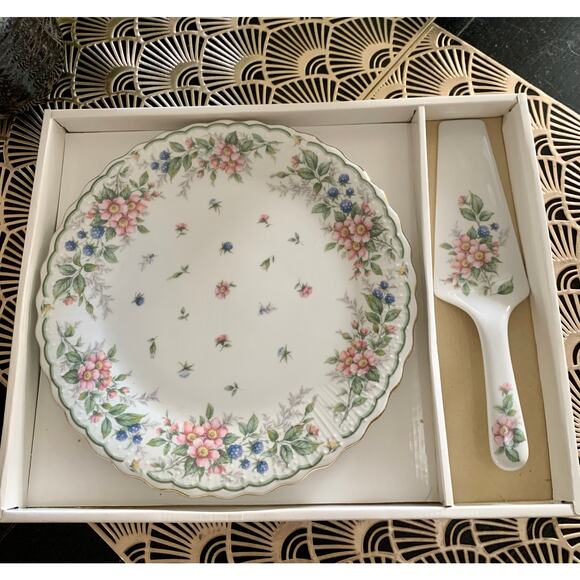 Andrea by Sadek cake plate and server floral porcelain with gold trim 10” - Picture 7 of 10